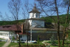 URMĂRIT NAŢIONAL, GĂSIT LA MĂNĂSTIRE
