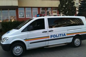 Scandal la Turnu Roşu – Bărbat împuşcat de un poliţist după ce a sărit să îl taie cu drujba