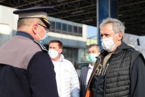 Ministrul de Interne la Vama Nădlac, într-o vizită fulger. A verificat la faţa locului cum se desfăşoară traficul