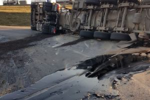 Cisternă cu bitum răsturnată pe DN11