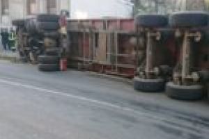 Alertă la orele dimineţii! TIR cu fier vechi, răsturnat la Bocşa