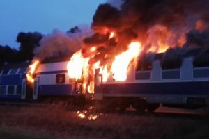 Tren mistuit de flăcări pe relaţia Braşov – Mediaş. Un om carbonizat de flăcări