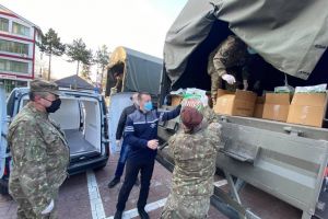 Pachete cu produse alimentare şi de igienă, distribuite de Armata Română nevoiaşilor din ...