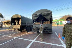 Alimente şi produse de igienă, distribuite sâmbătă de militari oamenilor nevoiaşi din ...