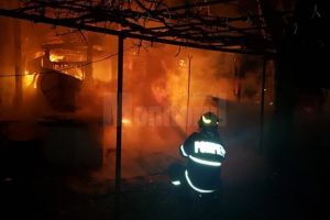 Incendiu violent, în noapte, la o gospodărie din Baia