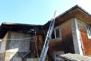 Două incendii au cuprins sâmbătă acoperişul unor case din Roşcani şi Valea Bourei