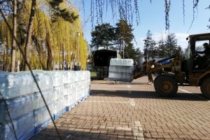 19.800 de litri de apă şi o tonă de conserve de icre de peşte, donate Spitalului Judeţean ...