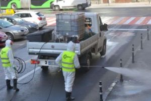 Cum se executa la Ploiesti spalarea si dezninfectia strazilor