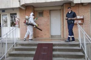 Dezinfecţia scărilor de bloc şi a staţiilor OTL din Oradea a început luni din cartierul Nufărul (FOTO / VIDEO)