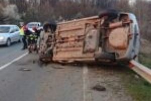 Accident rutier la Reşiţa! Şoferul, transportat la spital pentru îngrijiri medicale