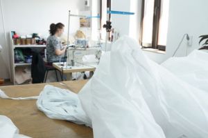 Opera Braşov a început producţia de combinezoane de protecţie