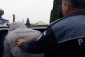 Bărbat reţinut de poliţişti după ce ar fi smuls poşeta unei femei din Reşiţa