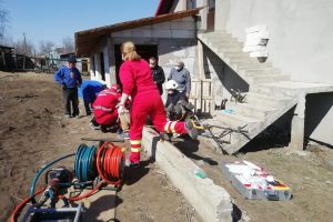 FOTO Clipe cumplite! Un bărbat din Botoşani şi-a prins piciorul într-un utilaj