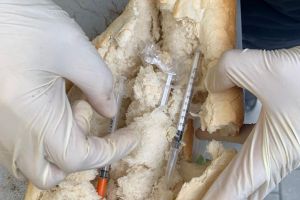 FOTO Seringi şi droguri ascunse într-o pâine, la un centru de carantină