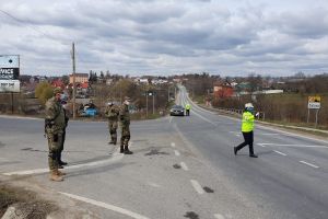 Firmele din Botoşani, în imposibilitatea de a se aproviziona cu materie primă din Suceava. Maşinile cu marfă, oprite între judeţe