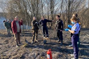 Neglijenţă: incendiu cauzat de către persoane ieşite la iarbă verde, în zona Piatra Țărcii