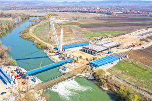 VIDEO: Autostrada Sebeş-Turda, lotul 2, la ora ”monştrilor” de metal. Prima grindă metalică, ridicată la podul peste râul Mureş, la Rădeşti