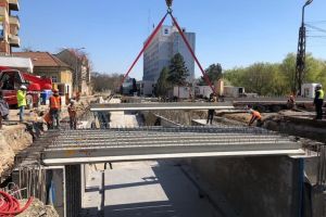 Constructorii au montat luni primele 16 grinzi de pe pasajul pe sub Bulevardul Magheru din Oradea (FOTO / VIDEO)