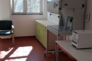 Medicii sătmăreni nu pot folosi aparatul de testare COVID-19. O componentă s-a pierdut pe drum
