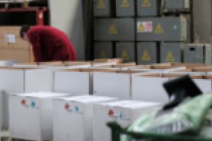 105 calculatoare donate copiilor din judeţul Timiş fără acces la educaţie după închiderea şcolilor. Șapte localităţi din Timiş vor primi donaţiile pentru elevii lor