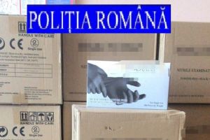 Zeci de mii de mănuşi chirurgicale confiscate de la un tânăr care le vindea pe internet, la Timişoara