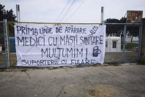 Mesaj afisat la stadionul Gheorghe Hagi“: Prima linie de aparare. Medici cu masti sanitare. Multumim! Suporterii cu fulare“ (galerie foto) 