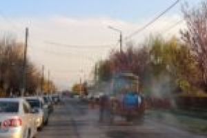 Acţiuni de dezinfecţie la Moldova Nouă. Străzile aglomerate au prioritate