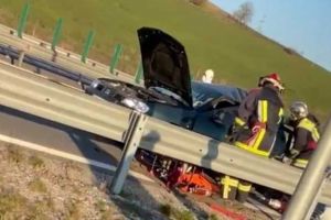 UPDATE VIDEO: Accident rutier GRAV pe A10: O femeie încarcerată după o coliziune între 2 maşini. Intervin pompierii Aiud
