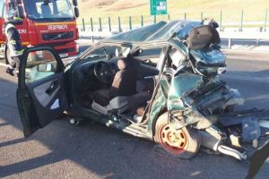 UPDATE FOTO, VIDEO: Accident rutier GRAV pe A10: O femeie încarcerată după o coliziune între 2 maşini. Intervin pompierii Aiud