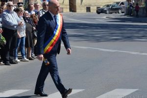 Exemplul personal: Bolojan şi-a donat o treime din salariu şi le-a cerut directorilor din Primărie să facă la fel