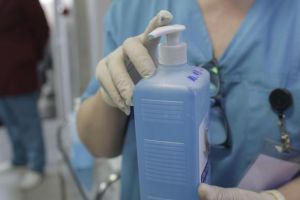 Ce sunt produsele biocide? Apa şi săpunul, mai eficiente decât spirtul?