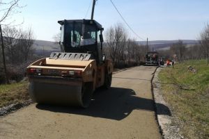 CJ a demarat pe drumul judeţean 161C Corneni lucrări ce se vor finaliza cu aşternerea de covor asfaltic