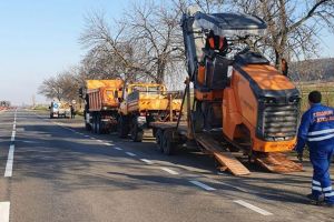 Drumarii au ieşit în coloană din zona de carantină pentru a asfalta E 85, spre Siret