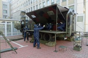 O autospecială de decontaminare personal, instalată în curtea Spitalului Judeţean