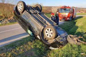 UPDATE FOTO| Accident rutier la Hăpria: Un autoturism s-a răsturnat pe marginea drumului