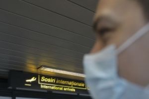 Noua modă naţională! Lista judeţelor unde românii sunt obligaţi să-şi acopere nasul şi gura când ies din case