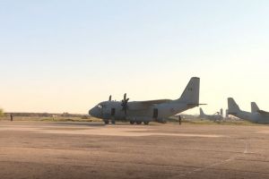 O aeronava a Fortelor Aeriene Romane transporta personal medical in Italia (galerie foto) 