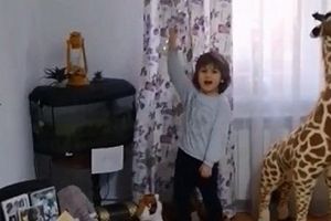 VIDEO: Mureşenii stau acasă: Ionel Ștefan, slalom printre mobilier şi jucării