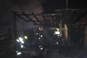 Incendiu puternic la Pufeşti. Un bărbat a suferit arsuri