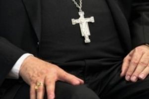 Un cunoscut preot îl SOMEAZĂ pe Iohannis să deschidă bisericile în Noaptea Învierii: Respectaţi credinţa ortodoxă, aşa cum au făcut Carol I sau Ferdinand I