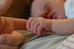 UPDATE. Un bebeluş de câteva zile din Alba şi mama lui, infectaţi cu COVID-19. Au fost transferaţi la un Spitalul de Pediatrie din Sibiu