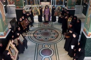 Rugăciune fără distanţare: Călugării de la Mănăstirea Izbuc au făcut o procesiune cu icoanele pentru oprirea coronavirusului (FOTO)