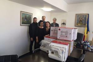 Maşini de cusut donate de o asociaţie din Botoşani Direcţiei pentru Protecţia Copilului