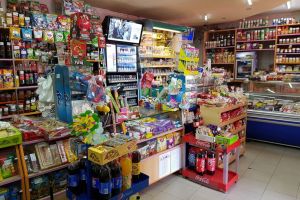 Ce se mai fură în Bihor: Patru hoţi de scutece şi mâncare, prinşi în Ciumeghiu