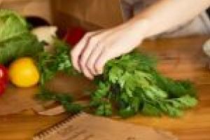 Pe lângă vârstnici, şi persoanele izolate la domiciliu pot apela la Primăria Timişoara pentru a le face cumpărăturile şi a le procura medicamente