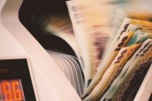 Specialişti: românii trebuie să evite amânarea ratelor, mai târziu vor plăti mai mult