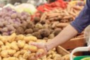 Piaţa din Caransebeş se redeschide! Cu mănuşi, măşti şi program special