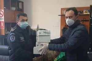 Marian Andronache şi Eugen Tomac au oferit materiale de protecţie sucevenilor din linia ...