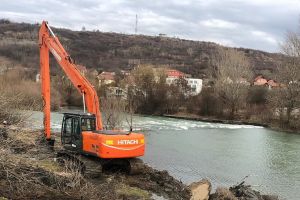 Care pe care: ABA susţine că nu exploatează ilegal, ci decolmatează Crişul Repede, şi arată că, de fapt, Primăria Girişu de Criş a furat balast!