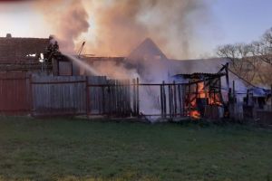 Incendiu de proporţii la Slimnic – O casă şi o şură în flăcări